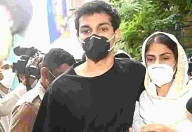 Rhea Chakraborty’s brother Showik Chakraborty granted bail  - https://cdn.connectfm.ca/E443E5E5-5A95-45CD-8D55-EF1F128EF2E3_Story934216_1350132.jpg