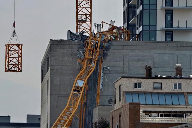 Remains of toppled crane removed in Kelowna, B.C., most evacuations lifted - https://cdn.connectfm.ca/E528971F-5FC9-469B-ACA8-BC6D5BF57514_Story1310561_1894979.jpg