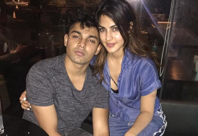 Rhea Chakraborty papped outside old gym - https://cdn.connectfm.ca/ED0B077E-C87B-44ED-B845-1D52C4D56DD0_Story1027123_1488798.jpg