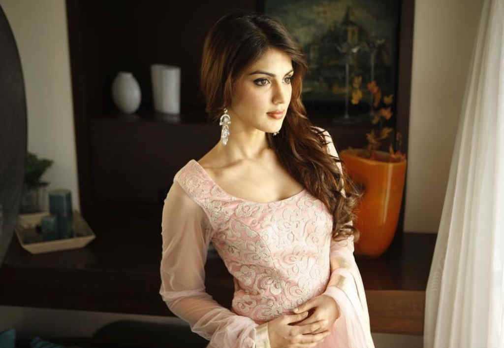 sushant-singh-rajputs-father-files-fir-against-the-late-actors-girlfriend-rhea-chakraborty-for-abetment-of-suicide