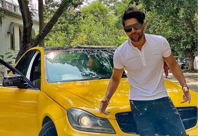 Guru Randhawa paints the town yellow! - https://cdn.connectfm.ca/EFDEC78B-2B0F-4091-9DAA-4B4D3A8F00A5_Story735438_1065305.jpg