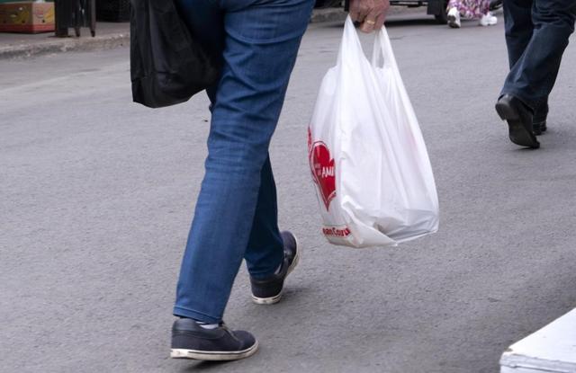 Vancouver postpones fee on single-use cups and ban on plastic shopping bags to 2022 - https://cdn.connectfm.ca/EFEF2FFE-5437-446D-AB8F-F5A4F8240E1F_Story946962_1368842.jpg