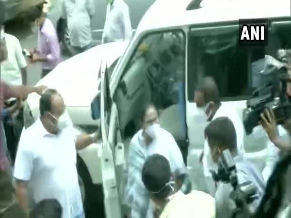 mamata-banerjee-rushes-to-cbi-office-following-detention-of-tmc-leaders