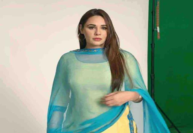 Mandy Takhar lodges FIR against the culprits who tried to defame her through a Fake morphed video - https://cdn.connectfm.ca/F070D979-E6BA-4015-B206-702A4D242951_Story797329_1154574.jpg