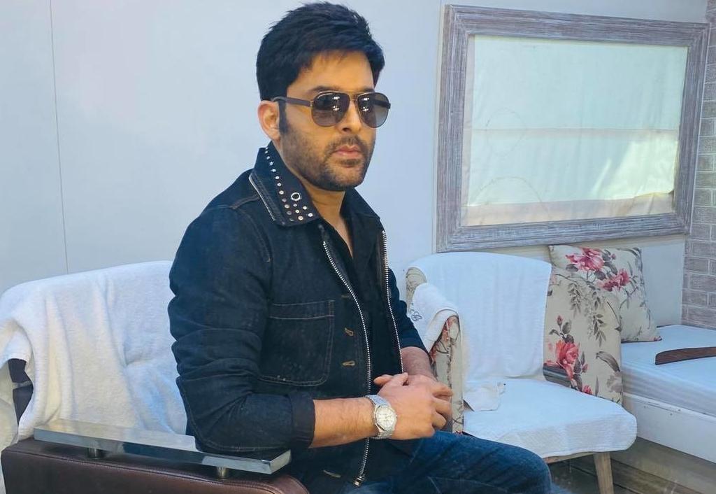 kapil-sharma-on-a-wheelchair-at-the-airport