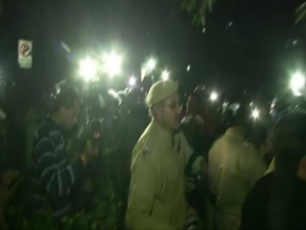 Delhi police enter JNU campus after violence on administration's request - https://cdn.connectfm.ca/F3685FA7-2754-46D9-93E7-2E440F6A07C2_Story413076_598446.jpg