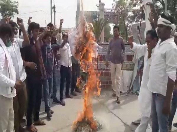 rajasthan-59-office-bearers-of-congress-local-unit-resign-pilots-supporters-burn-gehlots-effigy