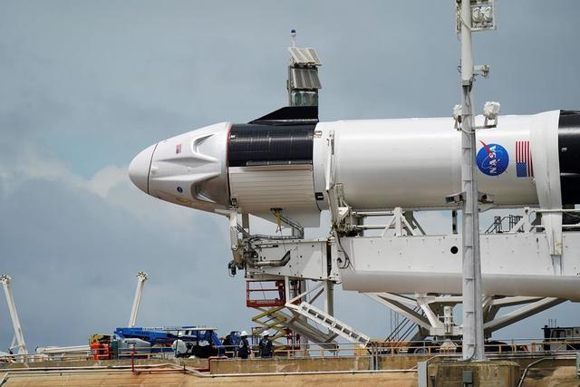 Bad weather postpones historic SpaceX launch - https://cdn.connectfm.ca/F4A76F22-BBCB-45EC-88C3-9912FF47CED4_Story637349_924399.jpg