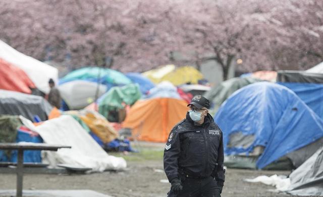 Man in police custody after climbing a crane in Downtown Eastside - https://cdn.connectfm.ca/F7F3E7F9-6936-4972-B479-B1C35D4DC254_Story605686_877152.jpg