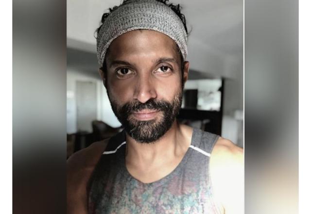 Farhan Akhtar receives first jab of COVID vaccine - https://cdn.connectfm.ca/Farhan-Akhtar_210508_161745.jpg