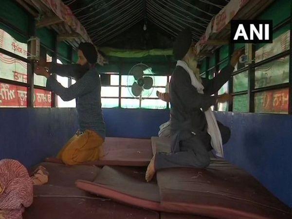 Agitating farmers gear up for summer months with mosquito nets, repellent, fans - https://cdn.connectfm.ca/Farmers.jpg