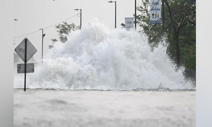 geyser-in-montreal-after-major-water-main-break-floods-streets-and-homes