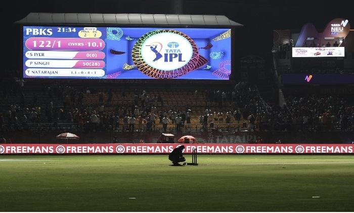india-suspends-its-top-cricket-tournament-the-ipl-for-a-week-amid-military-tensions-with-pakistan