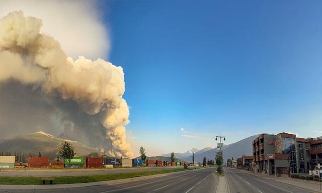 Jasper wildfire burns buildings, while poor air quality forces some fire crews out - https://cdn.connectfm.ca/Jasper-wildfire.jpg