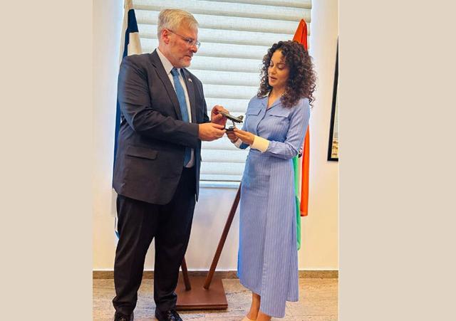 Kangana Ranaut meets Israel ambassador in Delhi - https://cdn.connectfm.ca/KANGANAAAA_2023-10-26-211006_jmzq.jpg