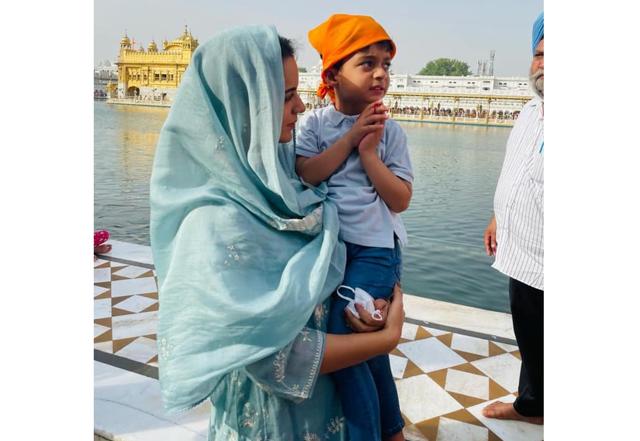 Kangana Ranaut visits Golden Temple in Amritsar for first time with family - https://cdn.connectfm.ca/Kangana-Ranaut_210531_135554.jpg