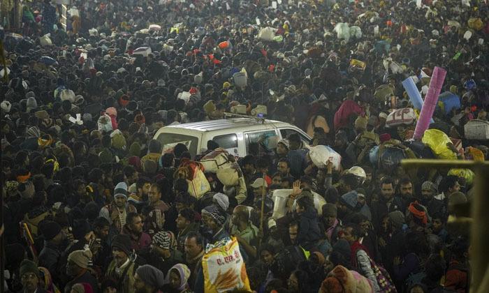 dozens-are-injured-in-a-stampede-at-the-massive-maha-kumbh-festival-in-india