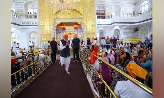 Prime Minister Narendra Modi bowed at Gurdwara Patna Sahib wearing a kesari turban - https://cdn.connectfm.ca/Narendra-Modi.jpg