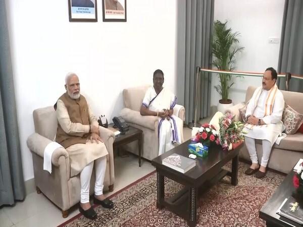 pm-modi-meets-droupadi-murmu-greets-her-on-being-elected-as-indias-15th-president