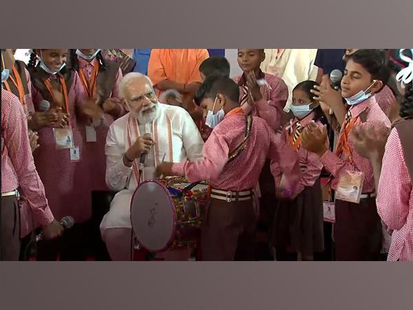 PM Modi interacts with school children in Varanasi, encourages them to develop their talents - https://cdn.connectfm.ca/PM-Modi-with-school-children-in-Varanasi.jpg
