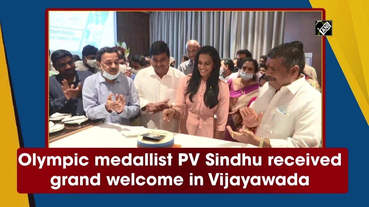 olympic-medallist-pv-sindhu-received-grand-welcome-in-vijayawada
