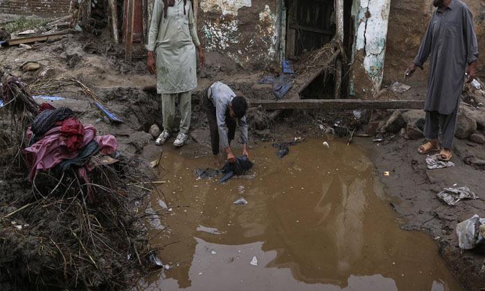 heavy-rains-wreak-havoc-in-western-punjab-several-people-die