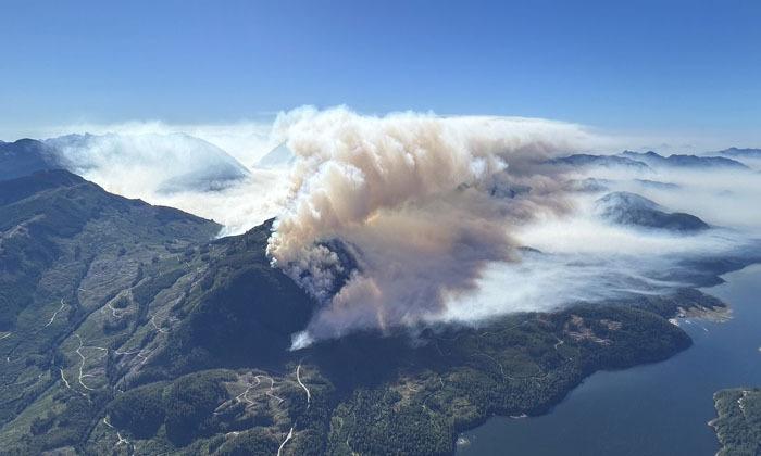officials-hope-rain-clear-heavy-smoke-from-wildfire-near-port-alberni-b-c