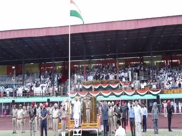 punjab-cm-hoists-tricolour-in-ludhiana