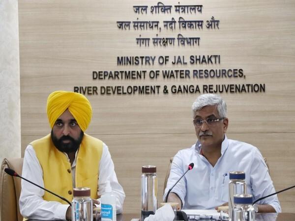 punjab-cm-meets-jal-shakti-minister-to-discuss-issue-of-contaminated-waters-in-state