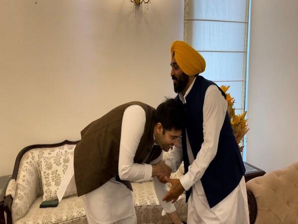 Bhagwant Mann appoint Rajya Sabha MP Raghav Chadha as Chairman of Advisory Committee - https://cdn.connectfm.ca/Punjab-Chief-Minister-Bhagwant-Mann-meets-MP-Raghav-Chadha.jpg