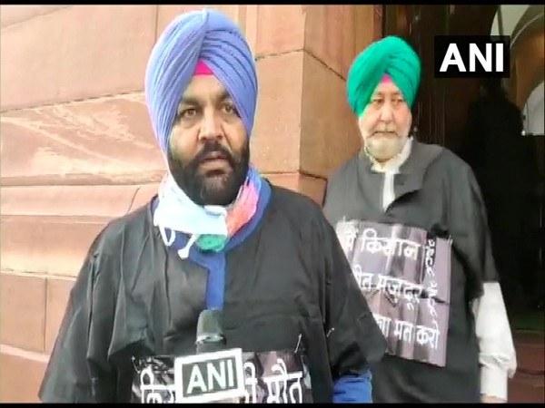 punjab-congress-mps-wear-black-gown-to-mark-protest-against-farm-laws