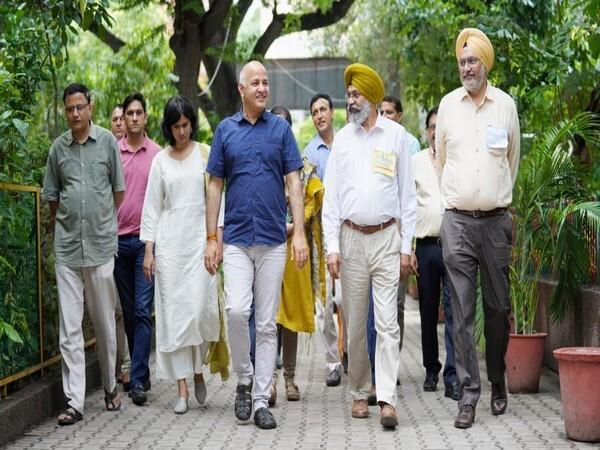 170 Punjab govt school teachers, educators visit Delhi schools - https://cdn.connectfm.ca/Punjab-govt-school-teachers-visit-Delhi-schools.jpg