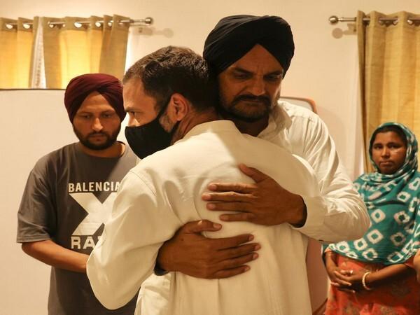 rahul-gandhi-meets-sidhu-moose-walas-family-in-punjab