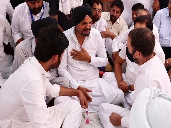 Congress leader Rahul Gandhi targets AAP government in Punjab - https://cdn.connectfm.ca/Rahul-Gandhi-with-Sidhu-Moose-Walas-family_ANI.jpg
