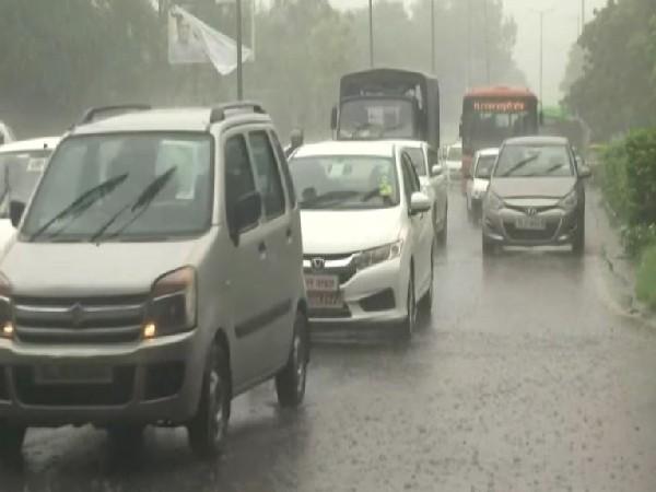 heavy-rain-lashes-parts-of-delhi