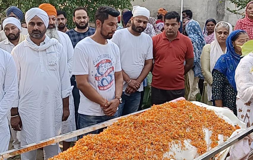 randeep-hooda-performs-last-rites-of-sarabjit-singhs-sister-dalbir-kaur