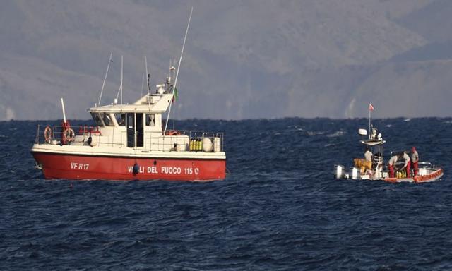 Rescue crews unload body bag in Sicily port as search continues after yacht sinking - https://cdn.connectfm.ca/Rescue-crews.jpg