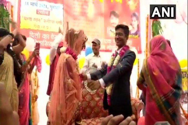 Couple ties knot at farmers' protest site in Rewa, Madhya Pradesh - https://cdn.connectfm.ca/Rewa-Protest-Wedding.jpg