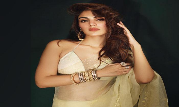 rhea-chakraborty-steps-back-into-the-spotlight