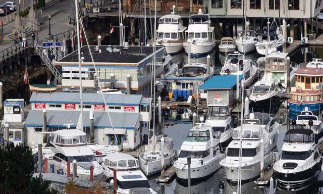 Seaplane crashes into Vancouver's Coal Harbour - https://cdn.connectfm.ca/Seaplane-crashes.jpg