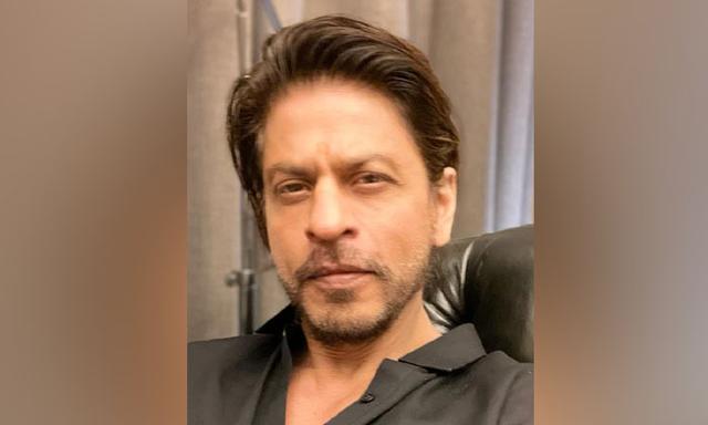 How An Awards Moment Turned Hande Erçel Into the Center of an Internet Storm - https://cdn.connectfm.ca/Shah-Rukh-Khan_2024-09-06-170744_tcoj.jpg