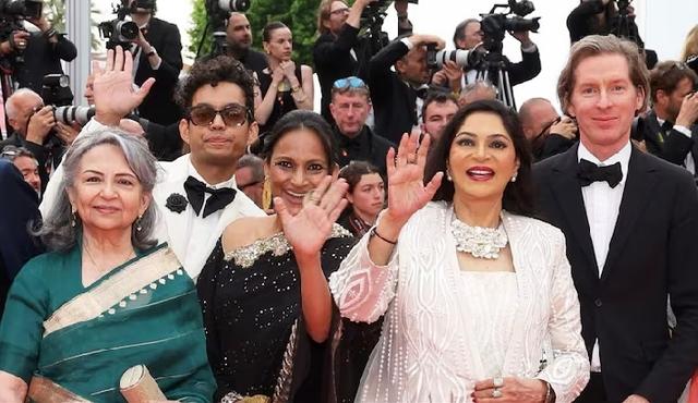 Sharmila Tagore and Simi Garewal walk the red carpet at Cannes - https://cdn.connectfm.ca/Sharmila-Tagore-And-Simi-Garewal.jpg