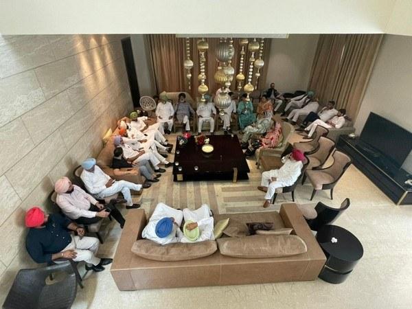 in-a-show-of-strength-62-mlas-meet-at-sidhus-residence-in-amritsar