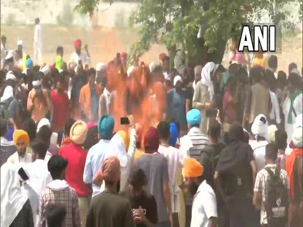 punjabi-singer-sidhu-moose-wala-cremated-at-his-native-village-moosa-in-mansa