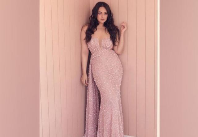 Sonakshi Sinha receives COVID-19 vaccine shot in Mumbai - https://cdn.connectfm.ca/Sonakshi-Sinha_210510_161842.jpg