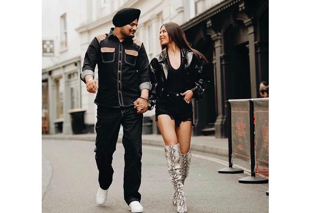 Sonam Bajwa and Sidhu Moosewala are on the right track! - https://cdn.connectfm.ca/Sonam-Bajwa_210527_160023.jpg