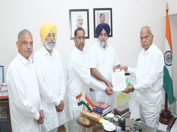 Sukhbir Badal-led delegation meets Punjab Guv, demands CBI, ED probe into state Excise Policy - https://cdn.connectfm.ca/Sukhbir-Badal-led-delegation-meets-Punjab-Guv.jpg