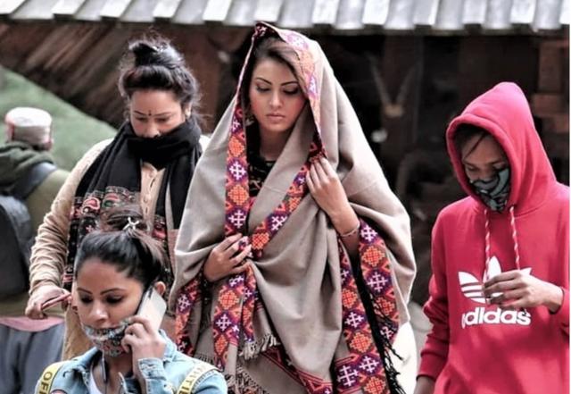 Urvashi Rautela spotted shooting at Manali - https://cdn.connectfm.ca/Urvashi-Rautela.jpg