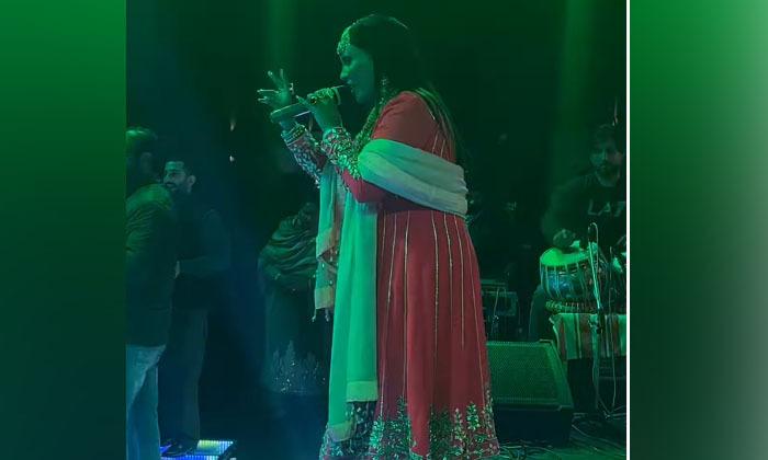 afsana-khan-performs-at-sukhbir-badals-residence