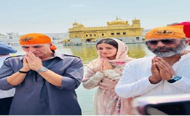 team-kesari-2-visits-darbar-sahib